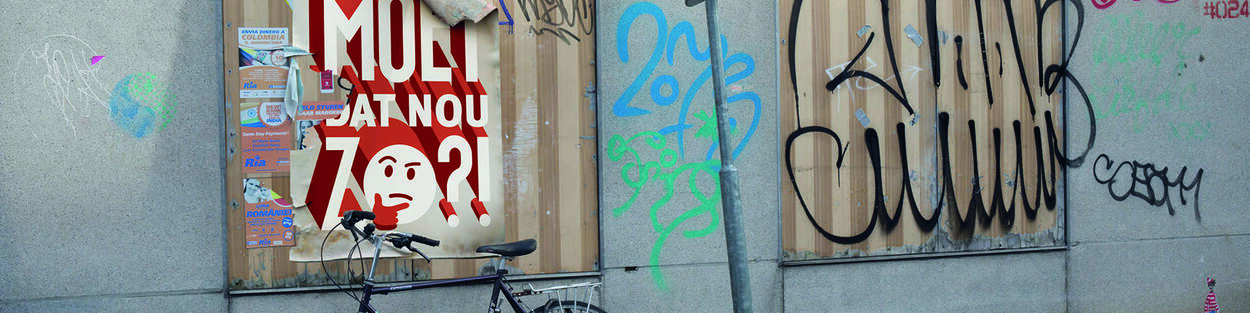 Muur met graffiti en affiche